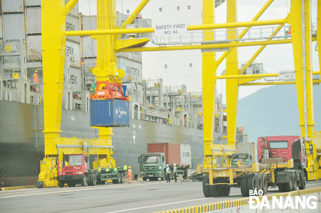 Workers are seen loading and unloading goods at the Tien Sa Port. Photo: THANH LAN