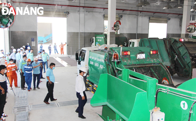 The Da Nang Urban Environment JSC operating the garbage transfer station on Le Thanh Nghi Street on a trial basis. Photo: HOANG HIEP