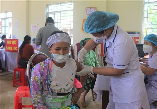 Tiêm mũi 3 vaccine phòng COVID-19 cho đồng bào dân tộc thiểu số ở xã Thượng Thôn, huyện Hà Quảng, tỉnh Cao Bằng. (Ảnh: Chu Hiệu/TTXVN)