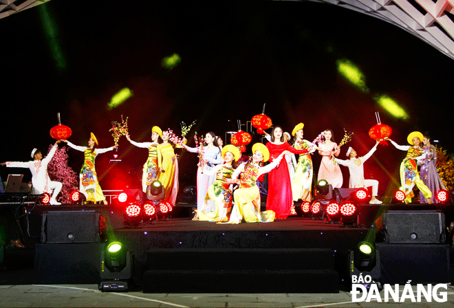Các chương trình văn hóa, nghệ thuật tại Công viên vườn tượng APEC được tổ chức thường xuyên, đa dạng, bảo đảm chất lượng. Trong ảnh: Chương trình nghệ thuật “Sắc xuân” tổ chức đầu năm 2022. Ảnh: XUÂN DŨNG