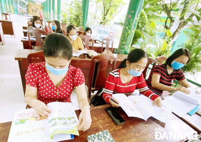 Giáo viên Trường Tiểu học Núi Thành (quận Hải Châu) tập huấn sử dụng sách giáo khoa. Ảnh: NGỌC HÀ