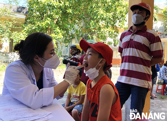 Nhân viên y tế khám răng miệng cho các em học sinh tại huyện đảo Lý Sơn (tỉnh Quảng Ngãi) chiều ngày 14-5. Ảnh: PV