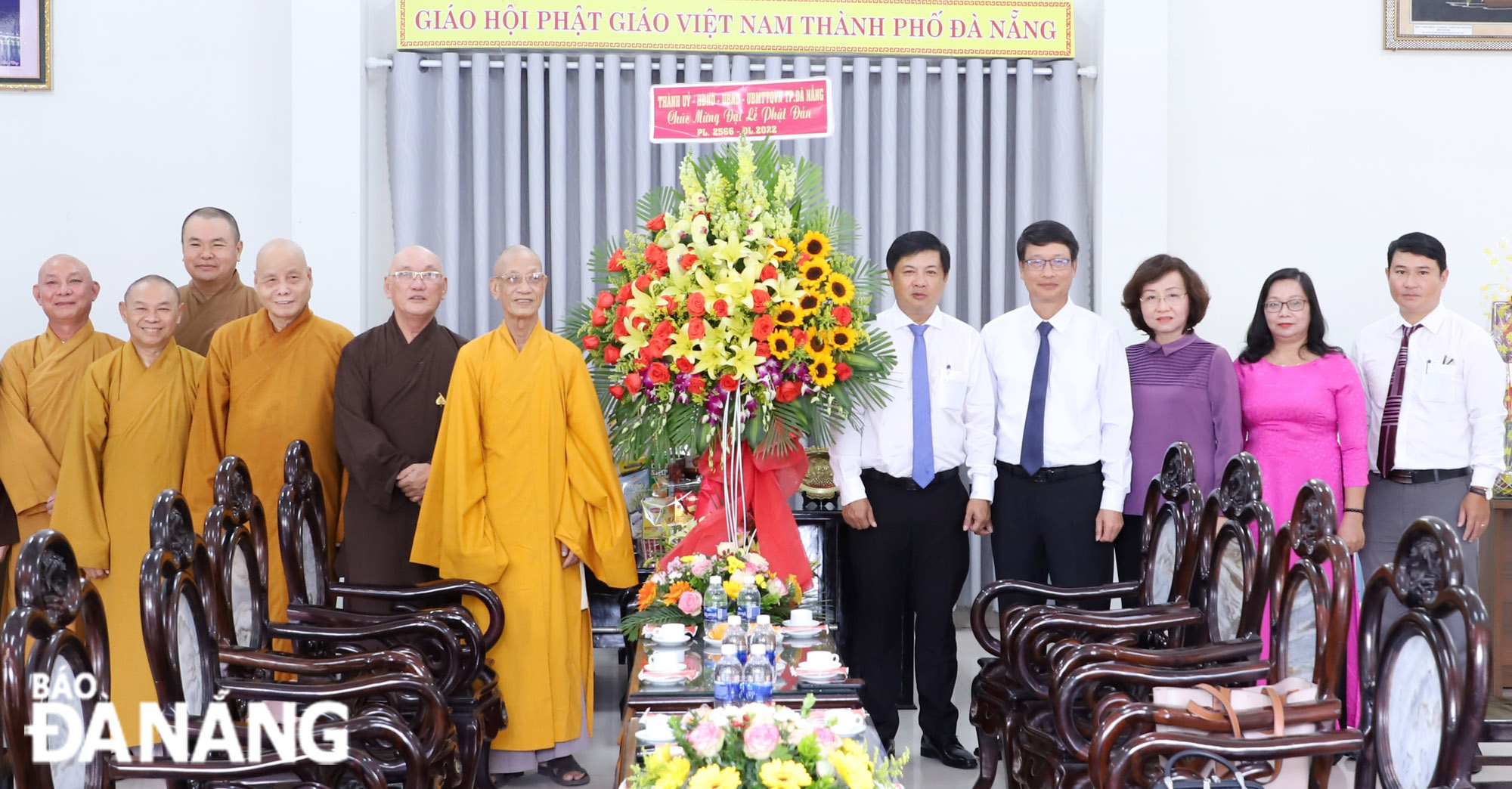 Da Nang Party Committee Deputy Secretary Luong Nguyen Minh Triet (5th right) and some of the city’s leaders extending congratulations to the Executive Board of the Viet Nam Buddhist Sangha in Da Nang on the occasion of the Buddha's 2566th birthday.