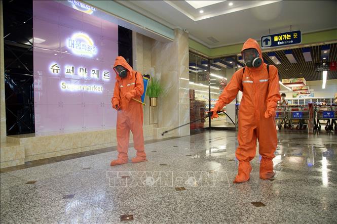 Nhân viên y tế phun khử khuẩn tại một trung tâm thương mại nhằm phòng chống dịch Covid-19 ở Bình Nhưỡng, Triều Tiên, ngày 27-9-2021. Ảnh: AFP-TTXVN