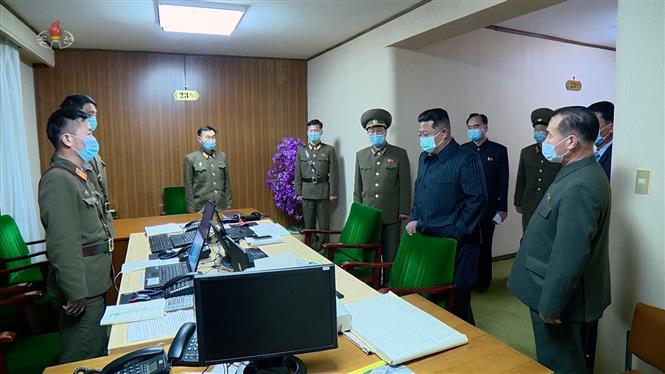 Nhà lãnh đạo Triều Tiên Kim Jong-un (thứ 2, phải) tới thăm Trung tâm phòng ngừa dịch bệnh khẩn cấp quốc gia tại Bình Nhưỡng ngày 12-5. Ảnh: Yonhap-TTXVN