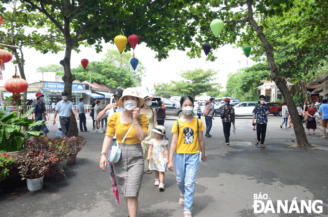 Visitors at the Marble Mountains Tourist Area. Photo: NHAT HA