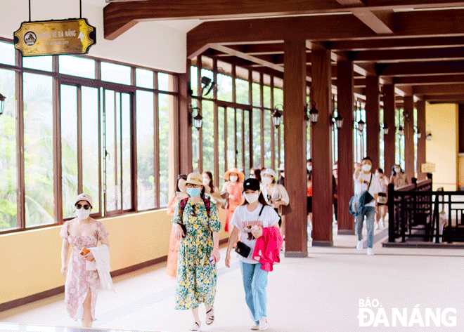 Some tourist attractions in the city have actively added and refreshed their tourism products to serve visitors. In photo: Visitors at the Sun World Ba Na Hills. Photo: NHAT HA