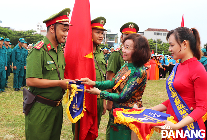 Phó Chủ tịch UBND thành phố Ngô Thị Kim Yến tặng cờ lưu niệm cho các đơn vị, đoàn vận động viên tham gia Đại hội thể dục - thể thao quận Thanh Khê. Ảnh: XUÂN DŨNG