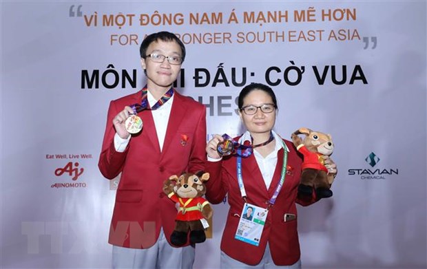 Kỳ thủ Nguyễn Ngọc Trường Sơn (Việt Nam) đã giành HCV và kỳ thủ Hoàng Thị Bảo Trâm (Việt Nam) giành HCĐ môn Cờ vua tiêu chuẩn tại SEA Games 31. (Ảnh: Anh Tuấn/TTXVN)