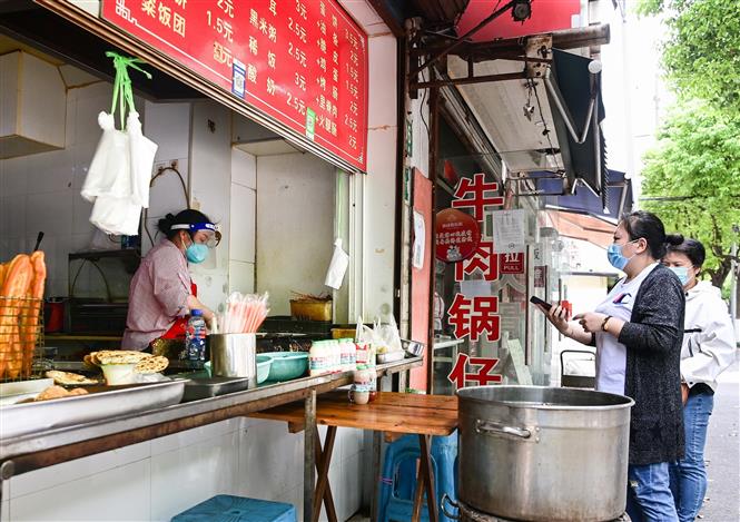 Một cửa hàng bán đồ ăn được mở cửa trở lại tại Thượng Hải, Trung Quốc, ngày 9-5-2022. Ảnh: THX/TTXVN