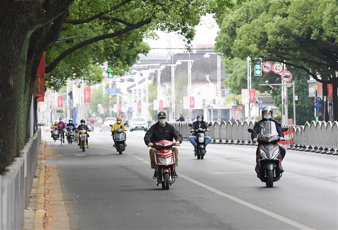 Người dân di chuyển trên một đường phố ở Thượng Hải, Trung Quốc, ngày 10-5-2022. Ảnh: THX/TTXVN