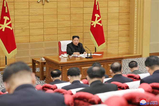 Nhà lãnh đạo Triều Tiên Kim Jong-un chủ trì cuộc họp về ứng phó với dịch Covid-19 tại Bình Nhưỡng ngày 14-5-2022. Ảnh: KCNA/TTXVN