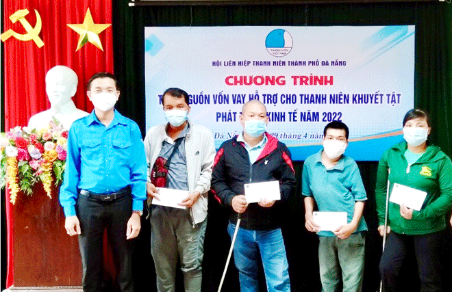 Phó Bí thư Thành Đoàn, Chủ tịch Hội Liên hiệp Thanh niên thành phố Nguyễn Bá Duân  (bên trái) trao nguồn vốn vay hỗ trợ cho thanh niên khuyết tật phát triển kinh tế năm 2022.  Ảnh: Hội Liên hiệp Thanh niên thành phố cung cấp 	
