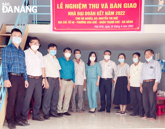 Đại diện lãnh đạo phường Hòa Khê (quận Thanh Khê) và đơn vị tài trợ bàn giao nhà đại đoàn kết cho hộ nghèo trên địa bàn phường. Ảnh: L.P	