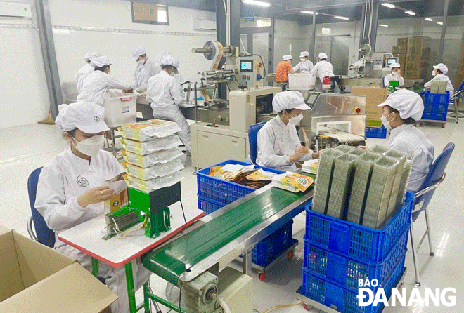 Workers at My Phuong Foods based in Hoa An Ward, Cam Le District) are busy making cakes. Photo: QUYNH TRANG