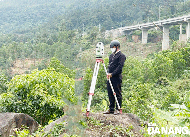 Da Nang’s functional force measures the current status of the project’s clearance area. Photo: T. LAN