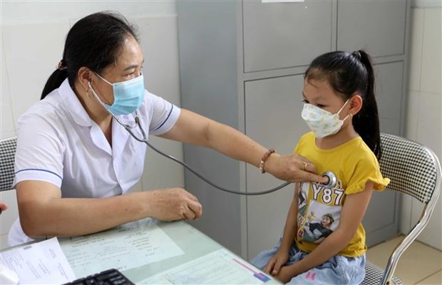 Khám sàng lọc trước khi tiêm vaccine phòng Covid-19 cho trẻ tại Trạm y tế xã Vũ Chính, thành phố Thái Bình. (Ảnh: Thế Duyệt/TTXVN)