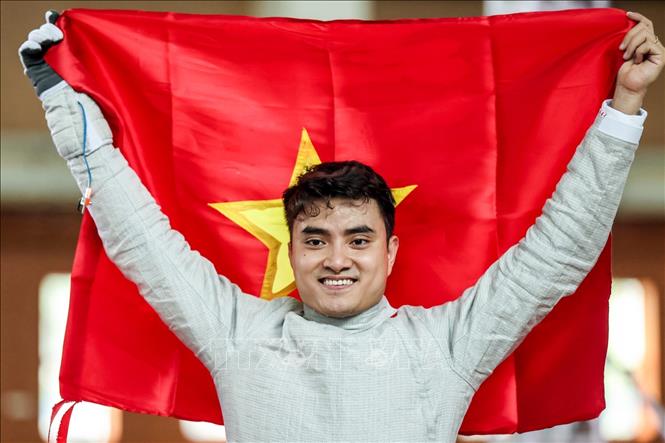 VĐV Vũ Thành An cùng đồng đội đã giành tấm huy chương Vàng thứ 4 cho tuyển Đấu kiếm Việt Nam. Ảnh: Minh Sơn/TTXVN