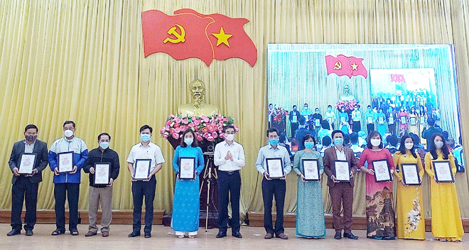 Lãnh đạo Huyện ủy Hòa Vang (thứ 7, từ phải sang) trao bảng đăng ký và cam kết xây dựng thí điểm “Chi bộ kiểu mẫu” cho các chi bộ. (Ảnh: Huyện ủy Hòa Vang cung cấp)	