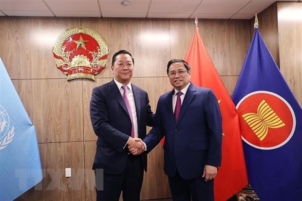 Prime Minister Pham Minh Chinh (right) and Joseph Bae, Co-Chief Executive Officer of KKR (Photo: VNA)