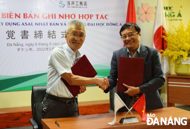 Mr. Asai Toshikazu (left) – a representative of Asai Construction Co., Ltd. based in Japan signs a memorandum of understanding on cooperation with the Dong A University. Photo: D.H.L Infrastructure rents in Da Nang industrial parks released