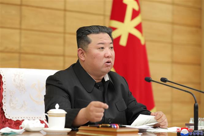 Nhà lãnh đạo Triều Tiên Kim Jong-un chủ trì cuộc họp Bộ chính trị về các biện pháp phòng chống dịch Covid-19, tại Bình Nhưỡng, ngày 15-5-2022. Ảnh: Yonhap/TTXV