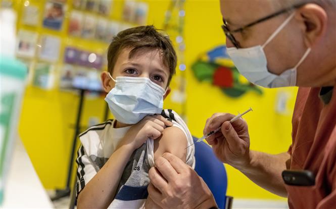 Nhân viên y tế tiêm vaccine phòng Covid-19 của Pfizer/BioNTech cho trẻ em tại Berlin, Đức ngày 8-1-2022. Ảnh: AFP/TTXVN