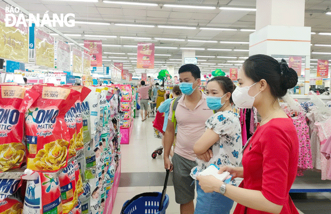 Hàng hóa tăng giá khiến sức mua trên thị trường chậm lại. TRONG ẢNH: Người dân mua hàng ở siêu thị Co.opmart Đà Nẵng. Ảnh: QUỲNH TRANG