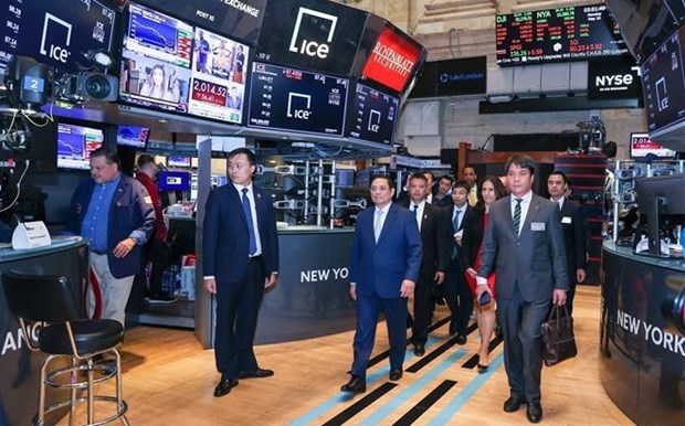 Vietnamese Prime Minister Pham Minh Chinh (C) visits the New York Stock Exchange (NYSE) (Photo: VNA)