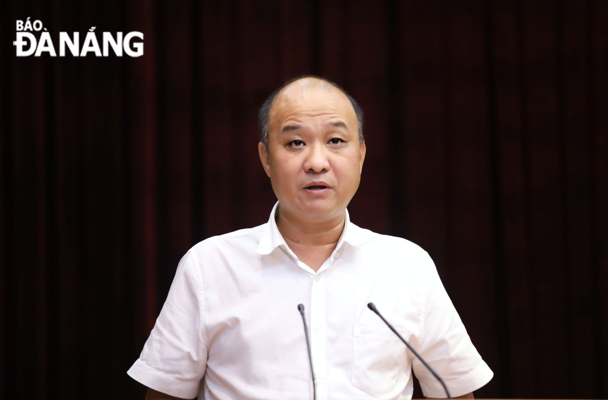 Phó Chủ tịch UBND thành phố Lê Quang Nam phát biểu tham luận tại hội nghị. Ảnh: NGỌC PHÚ