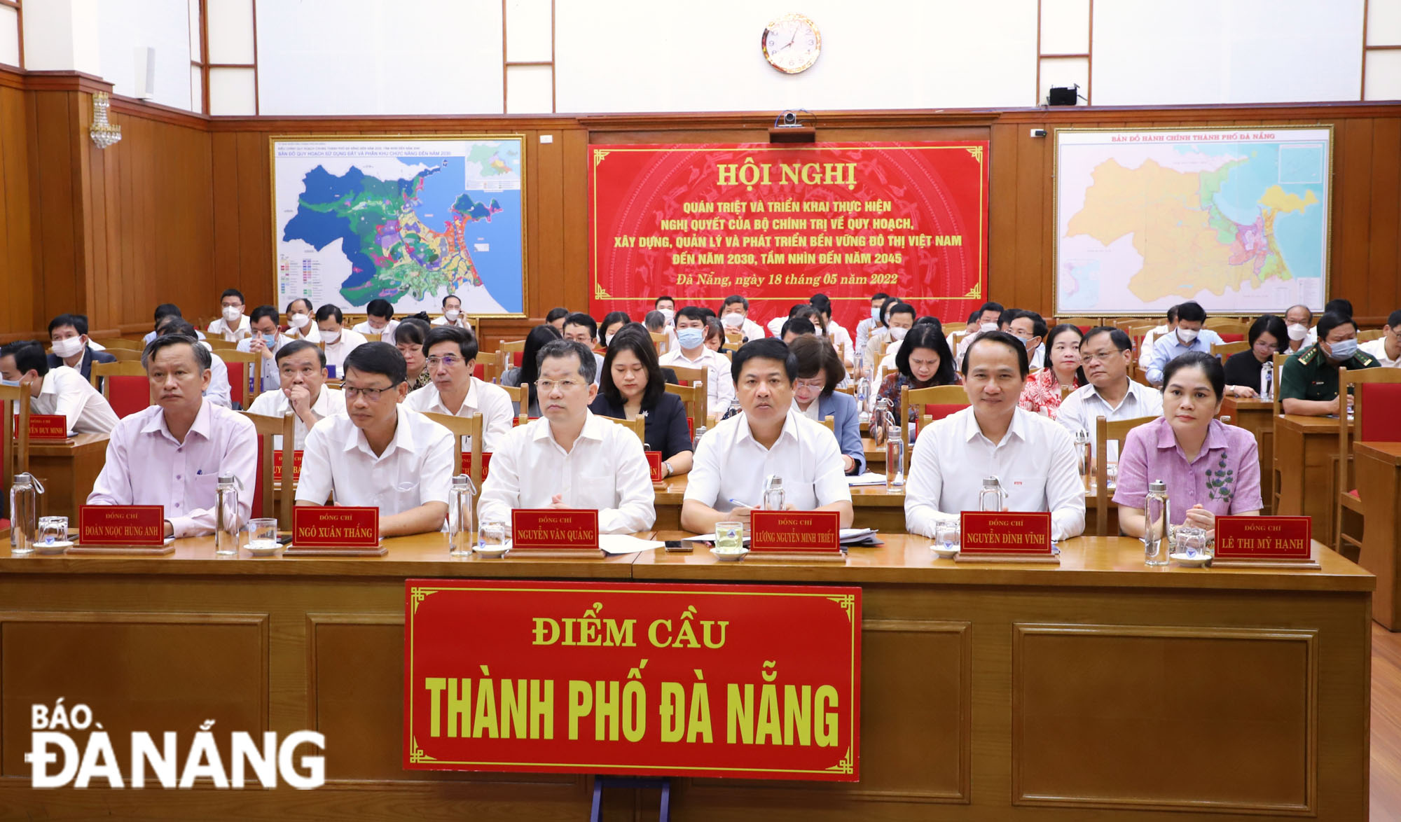 Secretary of the Da Nang Party Committee Nguyen Van Quang (third, left), along with Standing Deputy Secretary of the municipal Party Committee cum Chairman of the municipal People's Council Luong Nguyen Minh Triet (third, right) and delegates at the Da Nang broadcast point. Photo: NGOC PHU 