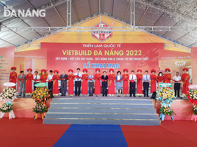 City leaders and delegates cutting the ribbon to open the Vietbuild Da Nang International Exhibition 2022 . Photo: TRIEU TUNG