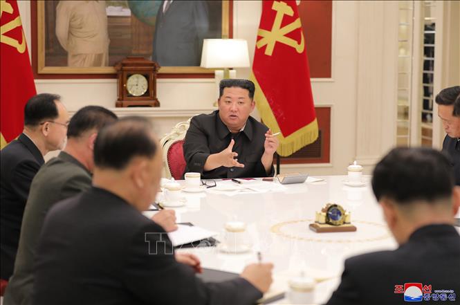 Nhà lãnh đạo Triều Tiên Kim Jong-un chủ trì cuộc họp tại Bình Nhưỡng, ngày 17/5/2022. Ảnh: YONHAP/TTXVN