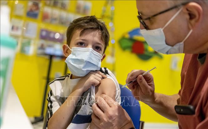 Nhân viên y tế tiêm vaccine phòng COVID-19 cho trẻ em ở Berlin, Đức, ngày 8/1/2022. Ảnh: AFP/TTXVN