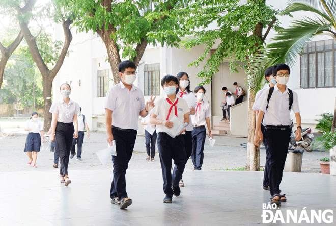 Học sinh tham gia kỳ thi tuyển sinh lớp 10 THPT tại điểm thi Trường THPT Phan Châu Trinh, năm học 2021 - 2022. Ảnh: HÀ TRẦN