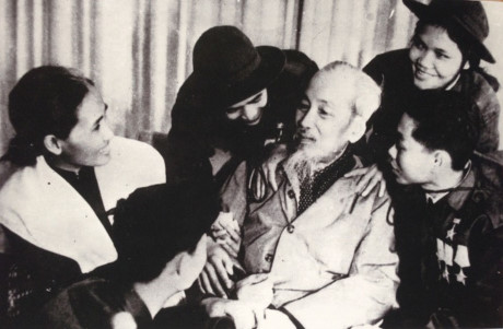 Bác Hồ nói chuyện với các đại biểu Anh hùng, Dũng sĩ miền Nam trong phái đoàn Mặt trận Dân tộc Giải phóng miền Nam Việt Nam ra thăm miền Bắc, ngày 5-3-1969.Ảnh: Tư liệu TTXVN	