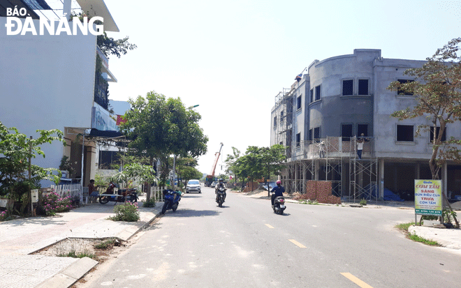 Tại tổ 64, phường Hòa Quý vẫn còn tồn tại một số bất cập: nhiều đường chưa có tên, chưa có hệ thống đèn tín hiệu giao thông... Ảnh: TRỌNG HUY