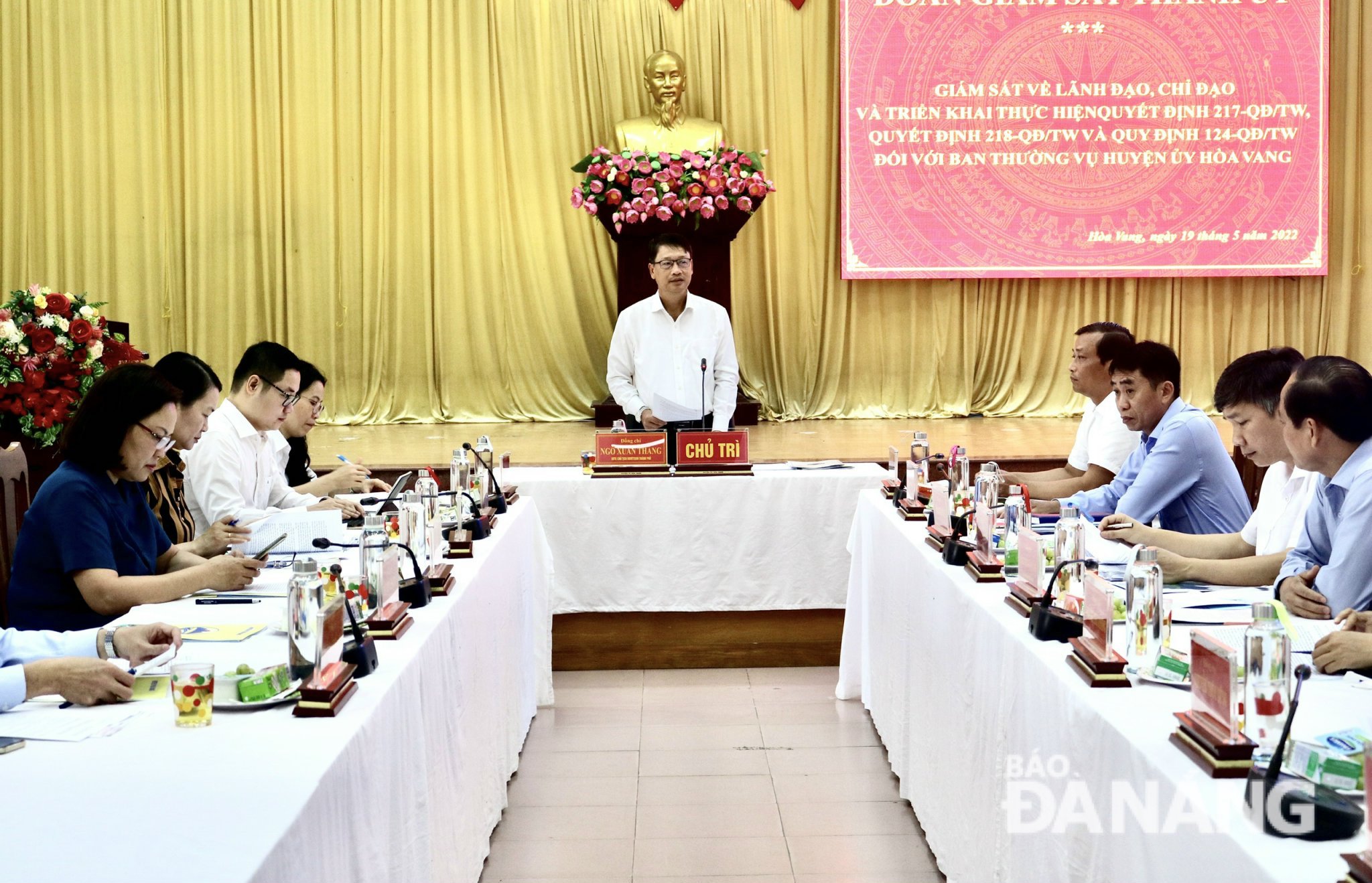 Chủ tịch Ủy ban MTTQ Việt Nam thành phố Ngô Xuân Thắng (giữa) chủ trì buổi giám sát. Ảnh: N.QUANG
