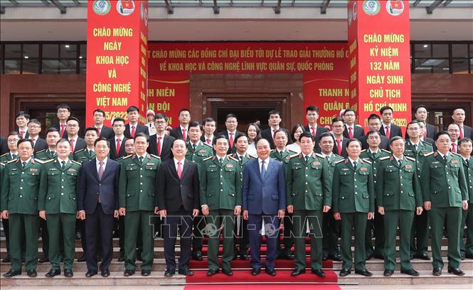 Chủ tịch nước Nguyễn Xuân Phúc chụp ảnh chung với các đại biểu.