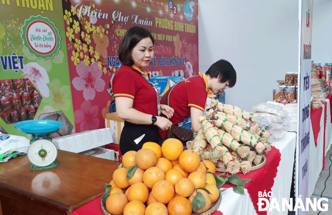 The ‘Vietnamese people give priority to using Vietnamese products’ has received strong support from local people, thereby contributing to driving the city’s economic growth. IN THE PHOTO: A Vietnamese high-quality goods fair which was hosted by Hai Chau District’s Binh Thuan Ward Peoples Committee. Photo: N.P