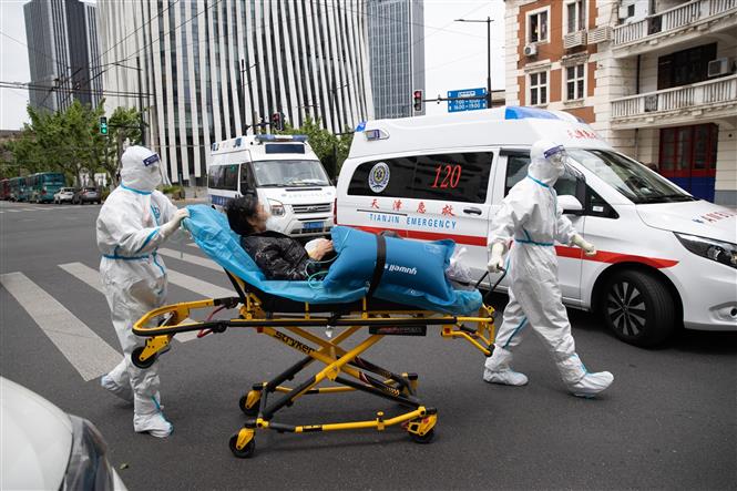 Nhân viên y tế chuyển bệnh nhân nhiễm Covid-19 tới bệnh viện ở Thượng Hải, Trung Quốc, ngày 9-5-2022. Ảnh: THX/TTXVN