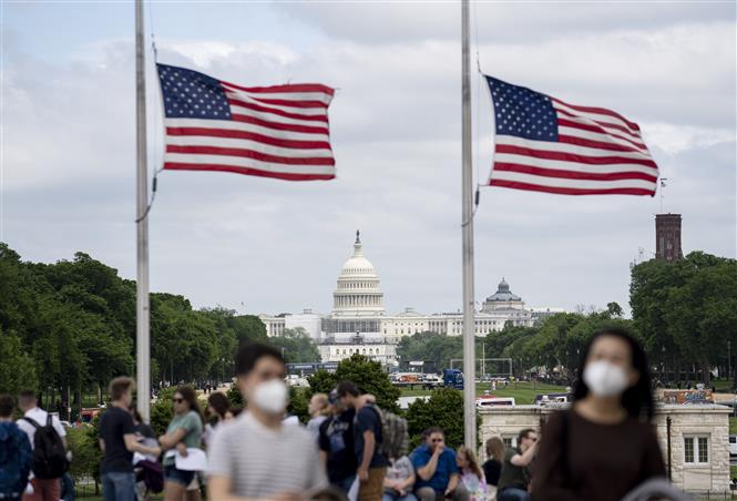 Treo cờ rủ tưởng niệm các nạn nhân tử vong vì Covid-19 tại Washington, D.C., Mỹ, ngày 12-5-2022. Ảnh: THX/ TTXVN