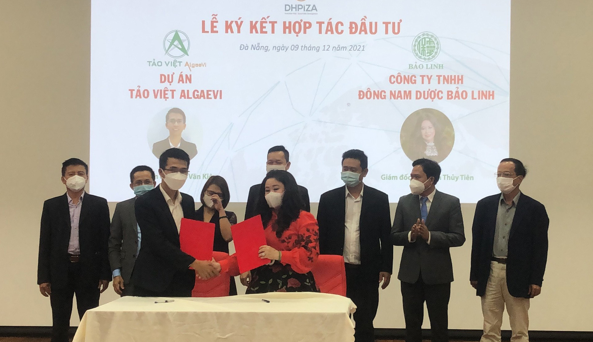 Ký kết hợp tác giữa đại diện dự án Tảo Việt AlgaeVi với doanh nghiệp để phát triển sản phẩm ra thị trường. (Ảnh do nhân vật cung cấp)