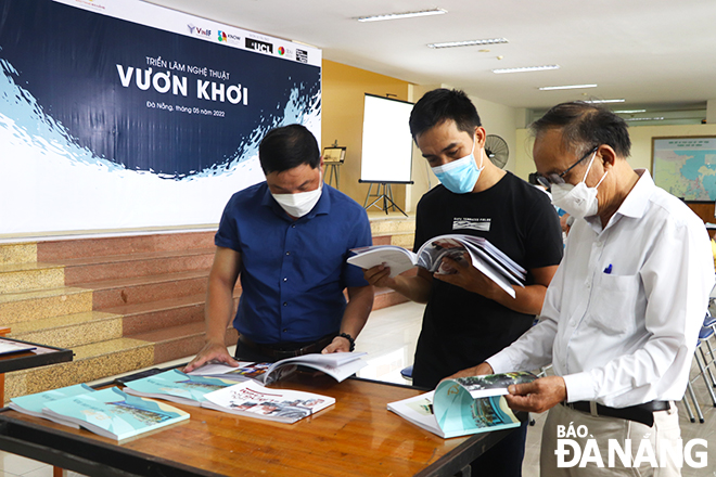 Các ấn phẩm sách là dự án được đội ngũ gần 350 giảng viên, sinh viên Trường Đại học Kiến trúc Đà Nẵng thực hiện trong 3 năm nay nhằm góp phần gìn giữ, lan tỏa giá trị văn hóa làng chài trong quá trình đô thị hóa hiện nay.