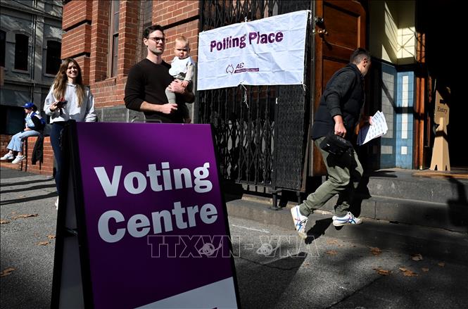 Cử tri Australia bỏ phiếu sớm trong cuộc tổng tuyển cử ở Melbourne, ngày 9-5-2022. Ảnh: AFP/TTXVN