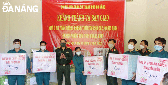 Leaders of the Da Nang Military Command handed over flood-resistant houses to poor people in Phuoc Son District, Quang Nam Province. Photo: A. D