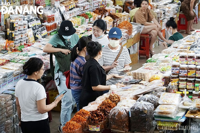 Nhiều người tìm đến chợ Hàn để mua những món ăn mang hương vị quê nhà. Ảnh: V.L