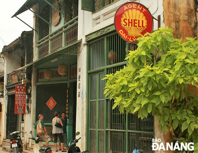 Logo Shell có chữ “Shell” trên vỏ sò tại nhà cổ Diệp Đồng Nguyên, TP. Hội An, tỉnh Quảng Nam. Ảnh: V.T.L