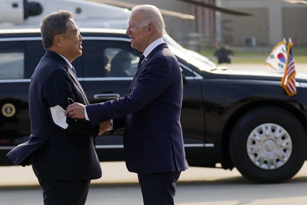 Ngoại trưởng Hàn Quốc Park Jin chào đón Tổng thống Mỹ Joe Biden (bên phải) ở căn cứ không quân Osan tại thành phố Pyeongtaek (Hàn Quốc) ngày 20-5. Ảnh: AP	