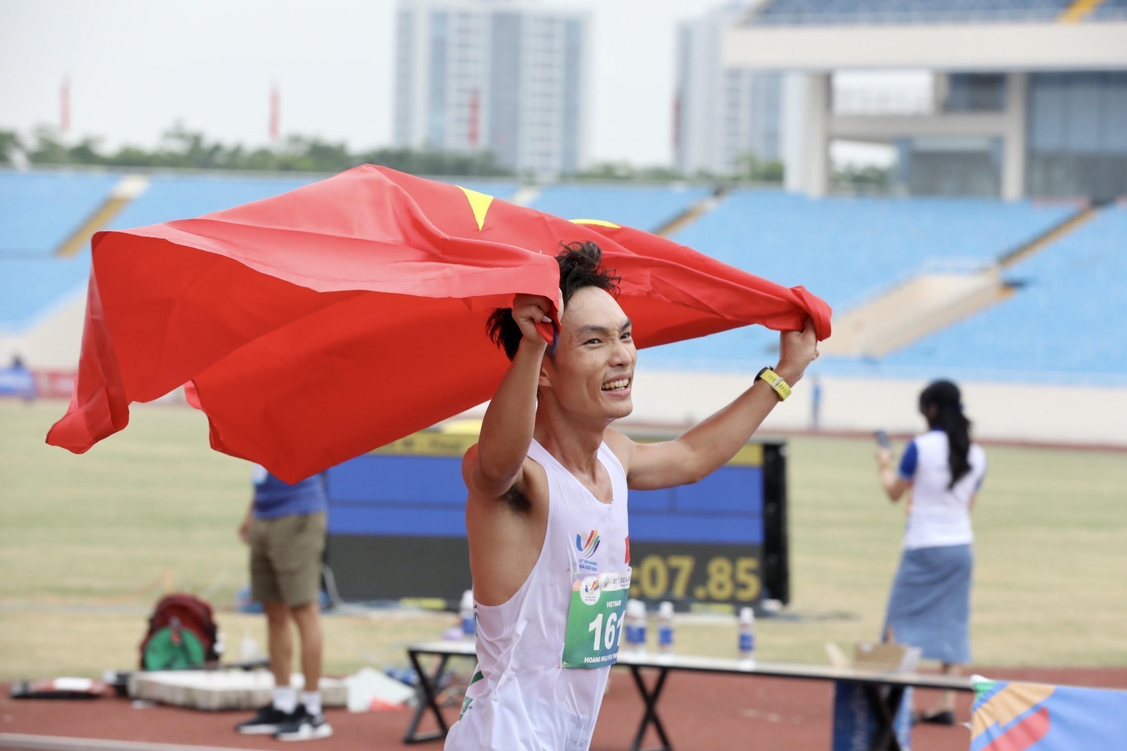 VĐV Hoàng Nguyên Thanh giành HCV nội dung Marathon cự ly 42,195km nam với thành tích 2 giờ 25 phút 07 giây 84. Ảnh: TTXVN